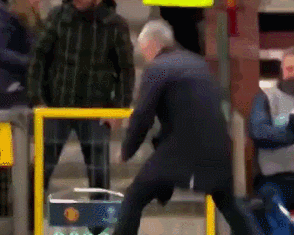 尤文图斯场边指挥情绪激动，申花队员怒摔水瓶的简单介绍