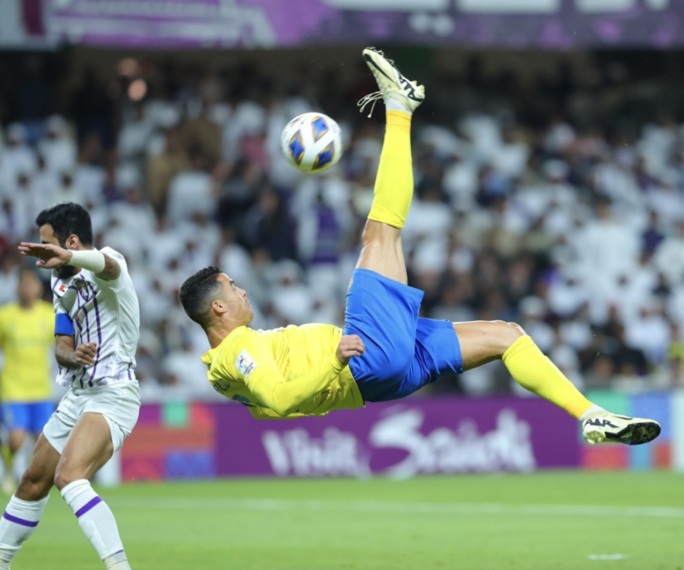 包含C罗重伤倒地，曼城全队围拢祈祷，场面感人的词条